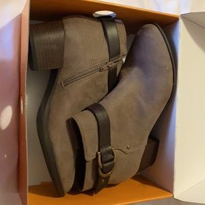 New in box Ankle boots